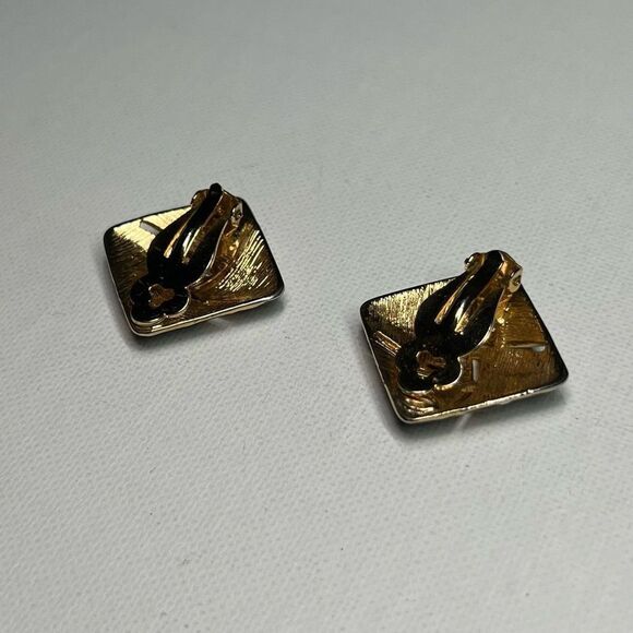 VINTAGE Black Enamel Gold-tone Square Clip On Earrings - Picture 3 of 7